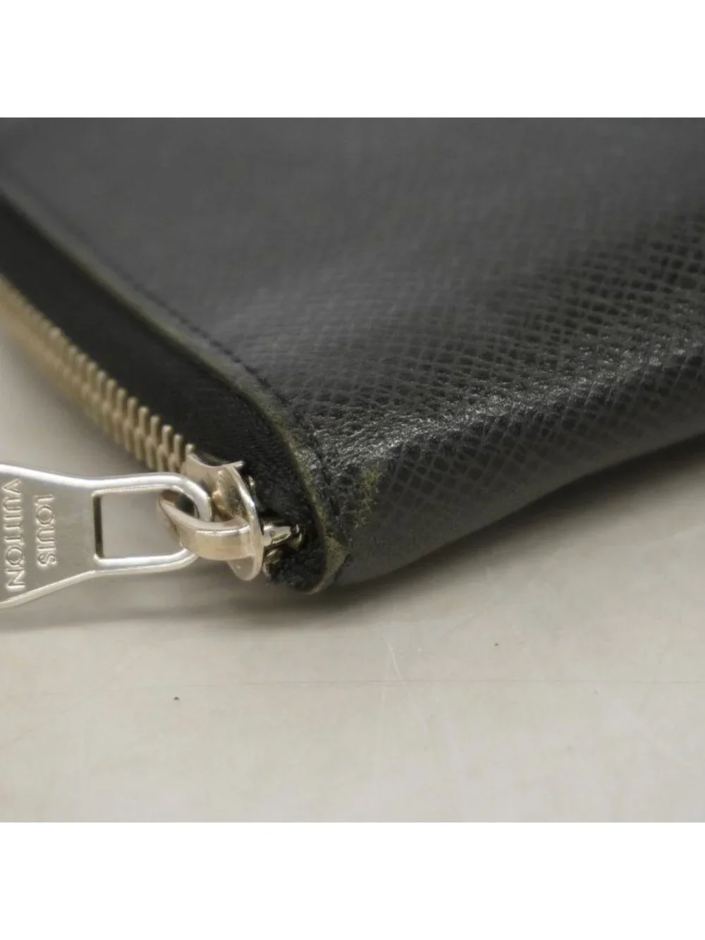 Louis Vuitton Wallet Taiga Zippy Vertical Noir